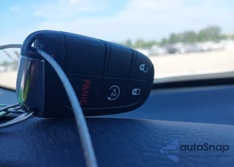 2018 Jeep Compass Latitude 4X4 z USA, uszkodzony, nr VIN 3C4NJDBB7JT325936